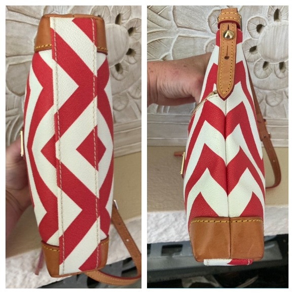 👠Dooney & Bourke Red/White Chevron Letter Carrier Crossbody Handbag Purse - Picture 7 of 12